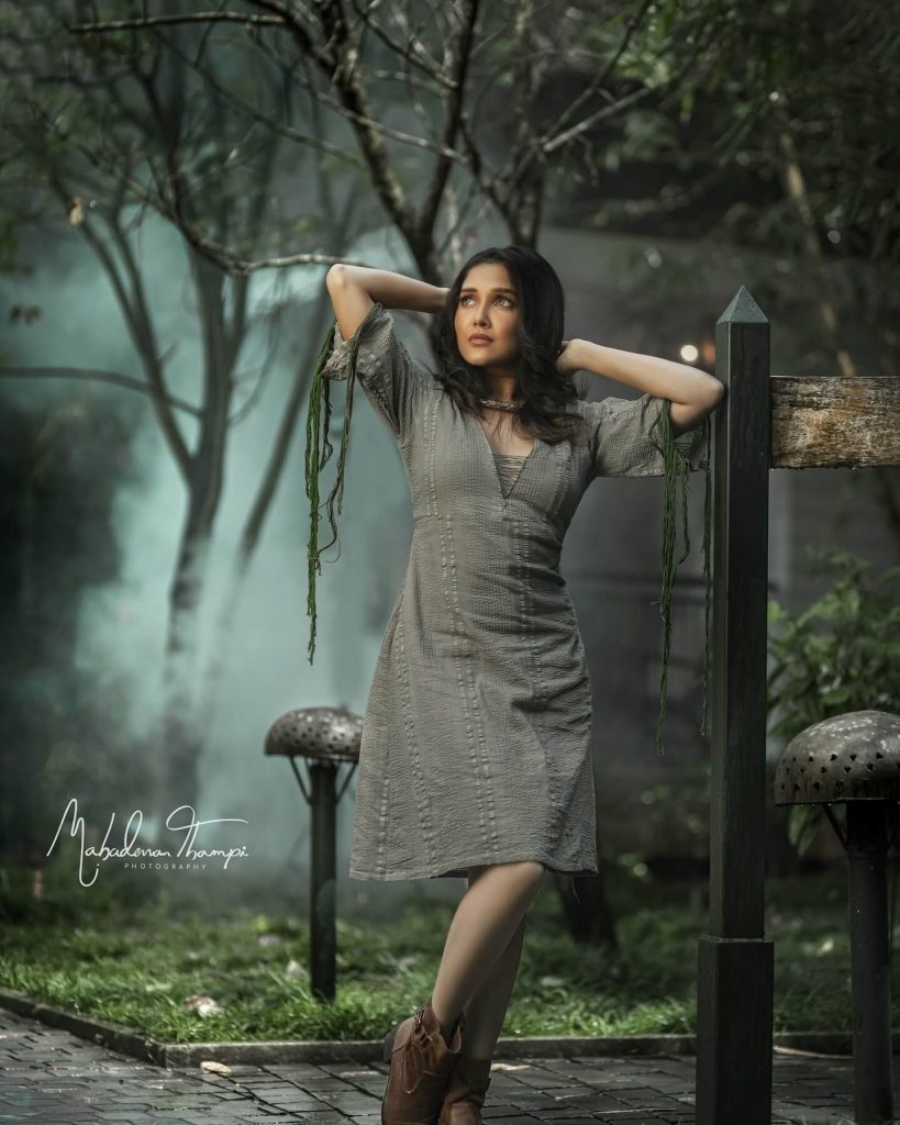 Actress anikha surendran - cine home ()