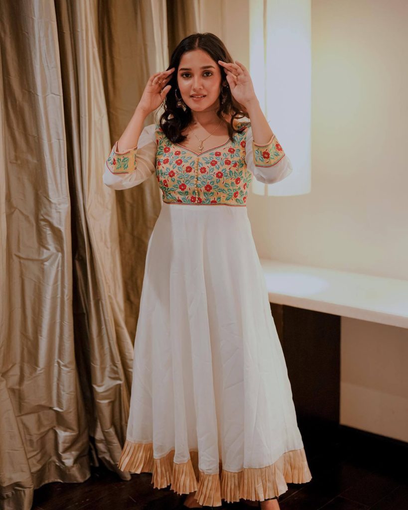 Actress Anikha Surendran - Cine Home ()