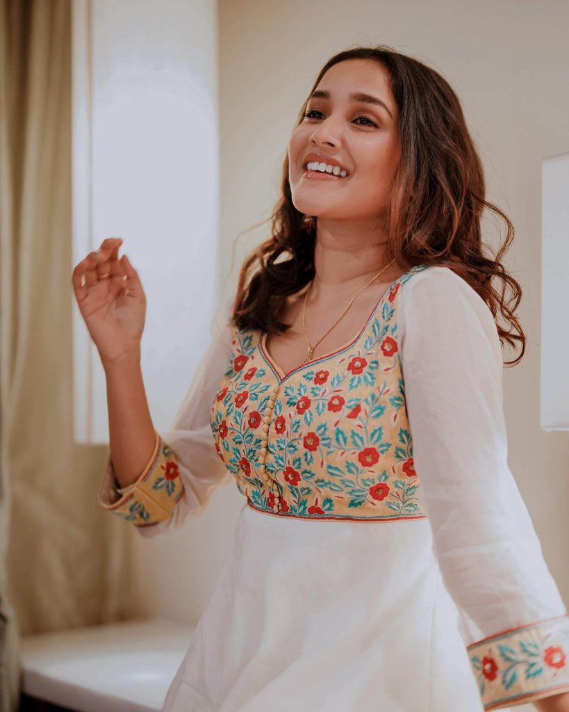 Actress Anikha Surendran - Cine Home ()