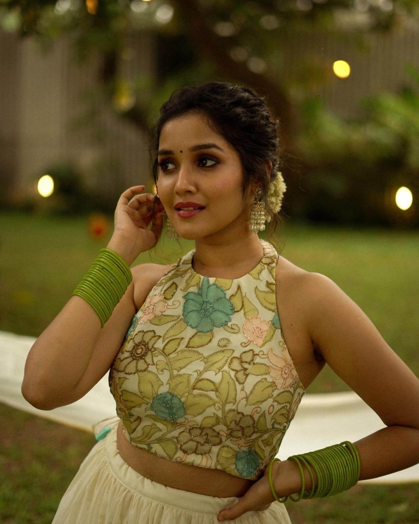 Actress Anikha Surendran - Cine Home ()