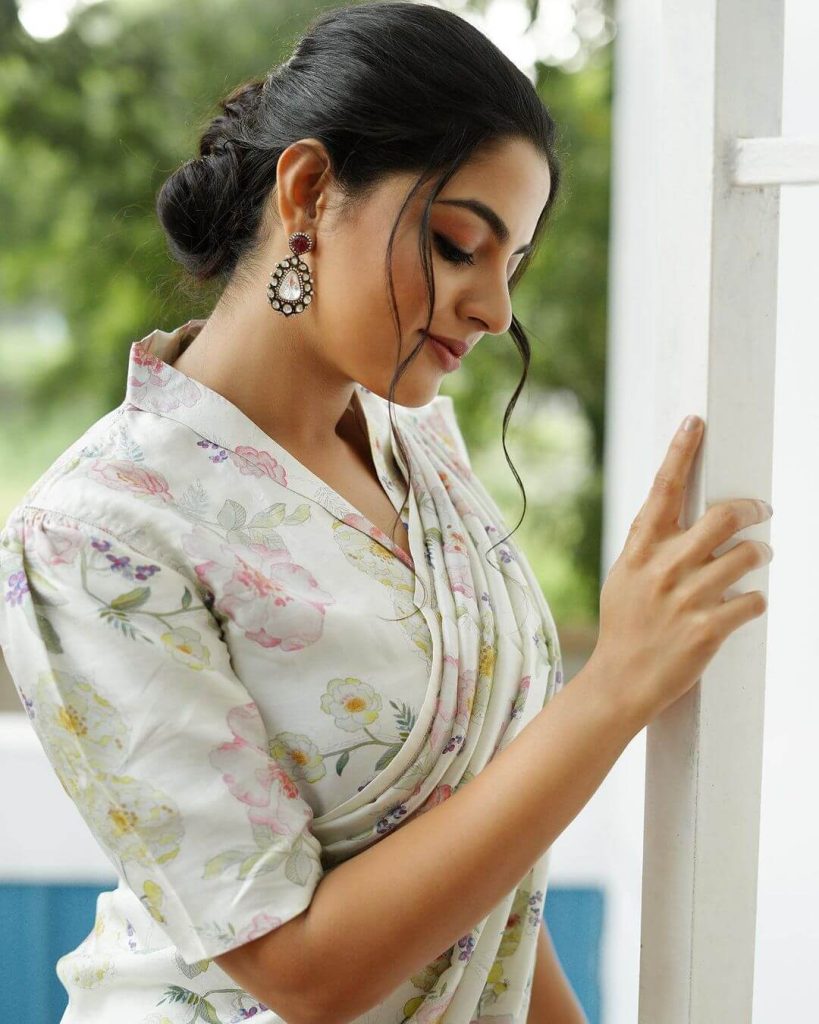 Actress nikhila vimal - cine home ()
